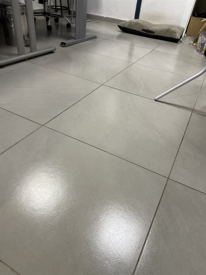 Talne ploščice v pisarni po čiščenju