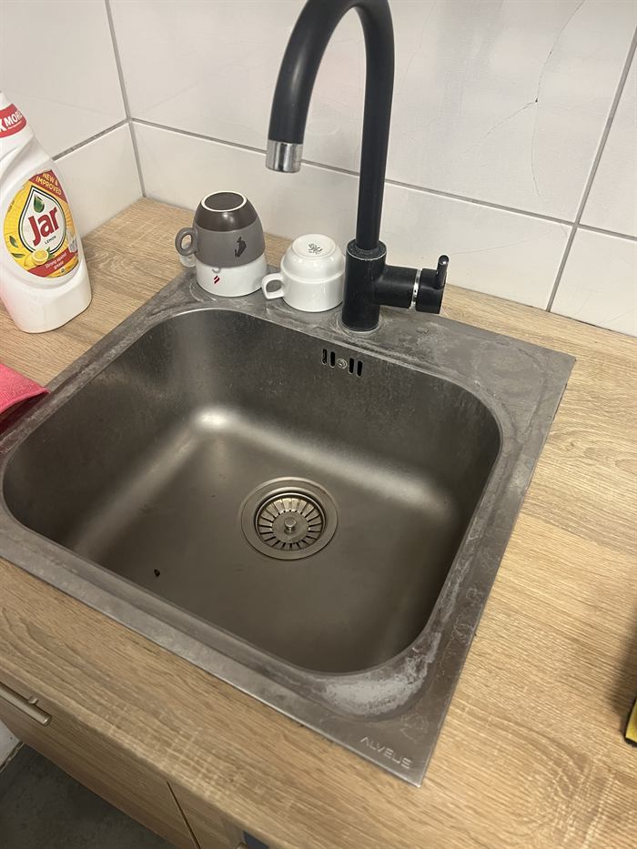 Kuhinjsko korito z vodnim kamnom pred čiščenjem